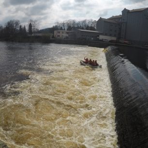 Jez Mrskoš je nejnebezpečnějším jezem na řece Otavě / F: Petr Ptáček, www.raft.cz 