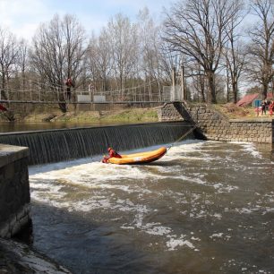 Nácvik záchrany pomocí upoutaného raftu / F: Petr Ptáček, www.raft.cz