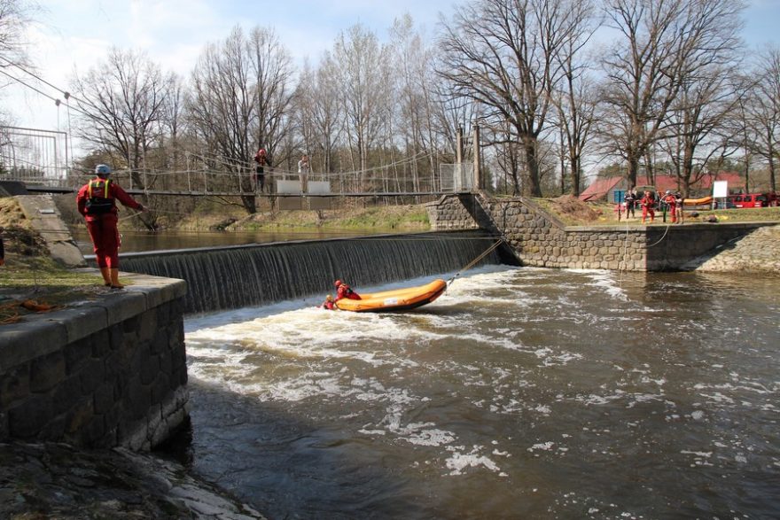 Nácvik záchrany pomocí upoutaného raftu / F: Petr Ptáček, www.raft.cz