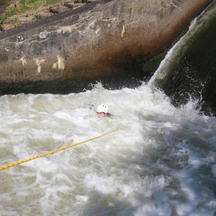 Konstrukce jezu v Řepčíně na Moravě má nebezpečné vývařiště / F: Petr Ptáček, www.raft.cz