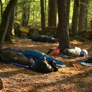 Pokud má spacák lepší parametry, umožňuje i psaní pod širákem