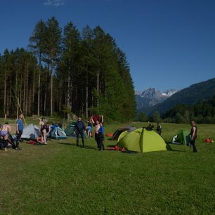 Vodácký stanb se především často staví a bourá