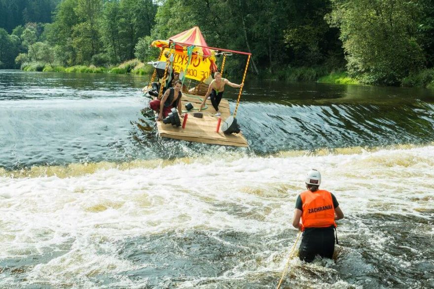 Cirkusové šapitó překonává jez Herbertov