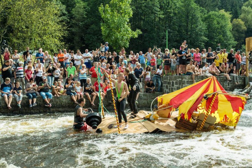 Bohužel cirkusový stan splutí Herbertova nezvládnul