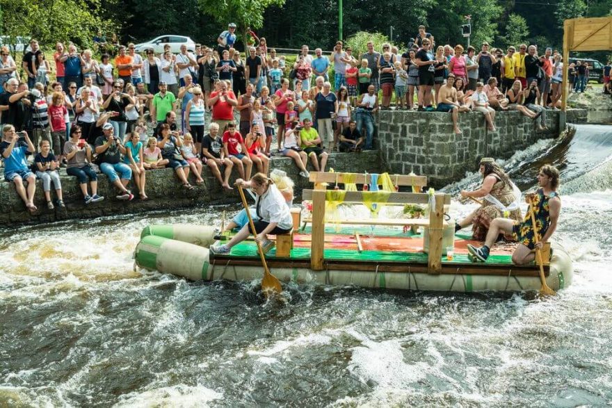 Plný břeh diváků na Herbertově