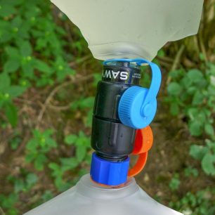 Propojení dvou vaků pomocí filtru s redukcí. Obdobně lze propojit třeba dvě PET lahve.