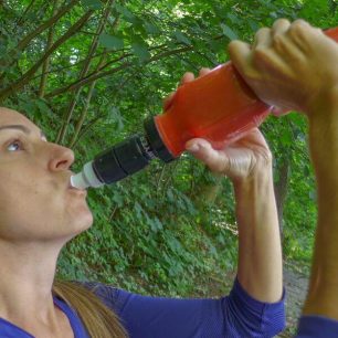 Pití z lahve s filtrem je poměrně pohodlné. Zmakčnutím lahve se výrazně zvýší průtok vody.