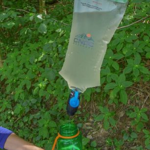 Gravitační filtrace. Vak CNOC + filtr Micro Squeeze.