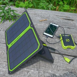 Panel nabíjí powerbanku, powerbanka nabíjí telefon