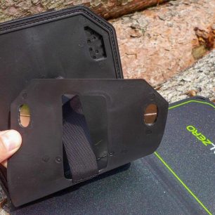 Stojánek je připevněn pomocí magnetů