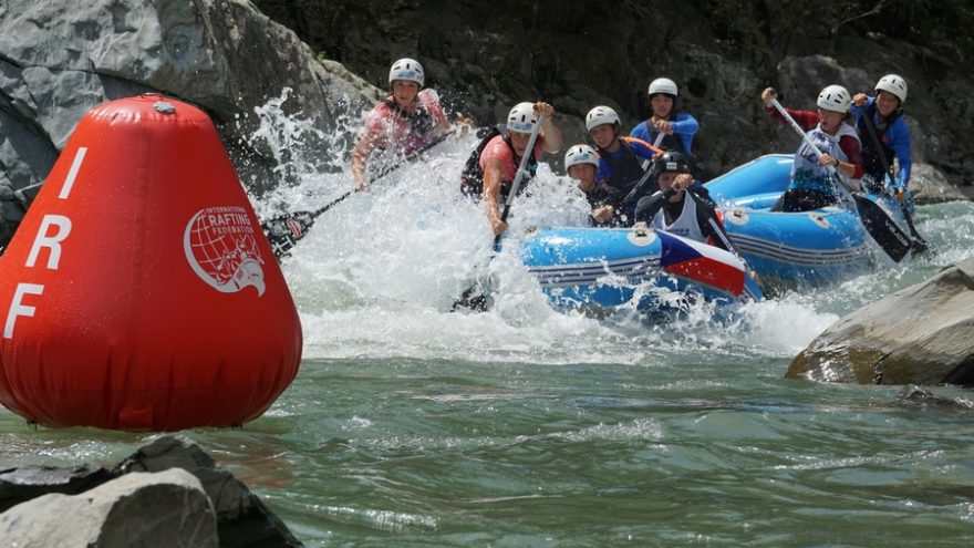 Open Women TR Omega v závodě H2H / F: International Rafting Federation