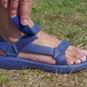 Jedinou možnost botu nastavit poskytuje pásek přes nárt