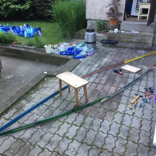 Čtyři páry vyřazených lyží tvoří vrchní lem kajaku