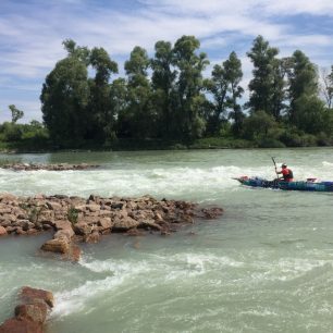 Testování PET kajaku na tekoucí vodě