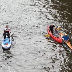 Obdiv zaslouží i statečné závodnice na paddleboardech
