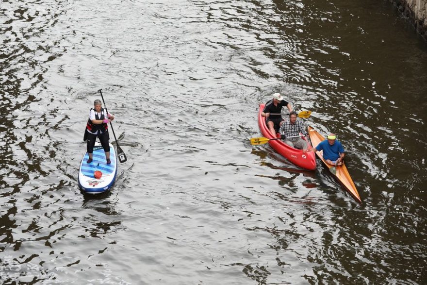 Obdiv zaslouží i statečné závodnice na paddleboardech
