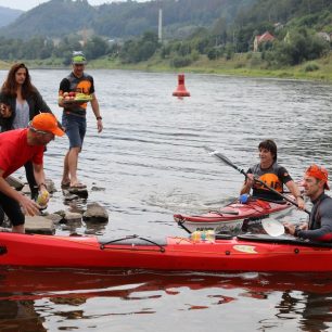 Někteří závodníci na občerstvovacích stanicích ani nevysedali z lodí