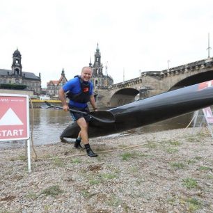 Pavel Sehnal probíhá cílovou čarou Water Tour 2019 u Augustusbrücke v Drážďanech