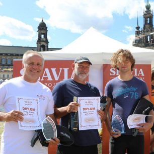 Stupně vítězů Water Tour 2019, kategorie single seakayak: zleva – Pavel Sehnal, 2. místo; Karel Martínek, 1. místo; Martin Raška, 3. místo.