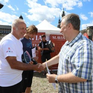 Generální ředitel Slavia pojišťovny Karel Waisser gratuluje Pavlovi Sehnalovi ke stříbrné příčce v celkovém pořadí Water Tour 2019