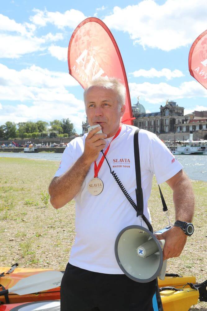 Pavel Sehnal děkuje v cíli Water Tour 2019 účastníkům a partnerům závodů za přízeň a podporu