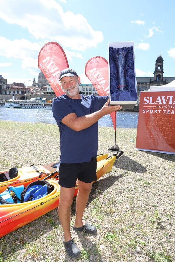 Karel Martínek zdvihá putovní pohár vítěze Water Tour Slavia pojišťovny.