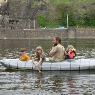 Polystyrenová loď Nautilus v Praze na Vltavě mezi Vyšehradem a Císařskou loukou / F: Josef Zajíc