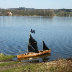 První Cedrofka s oplachtěním a pirátskou vlajkou / F: archiv Chobotnice