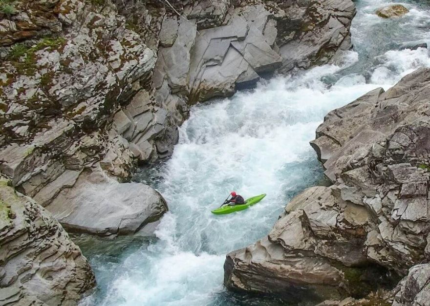 Na spodním úseku teče Raundalselvi v soutěskách