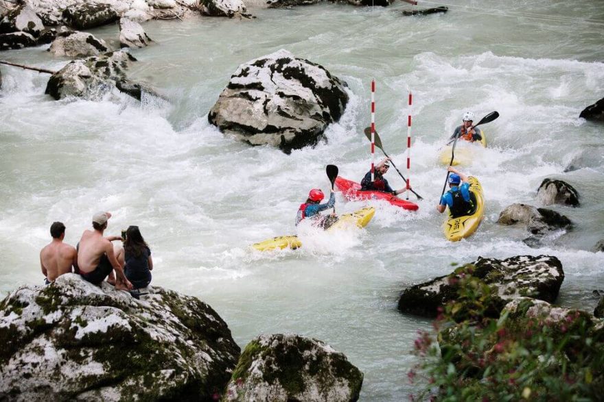 Na trati kayakcrossu bylo třeba projet i několik branek / F: Carolina Auer