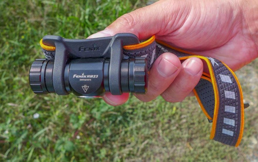 Svítilna se snadno navlékne do silikonového držáku