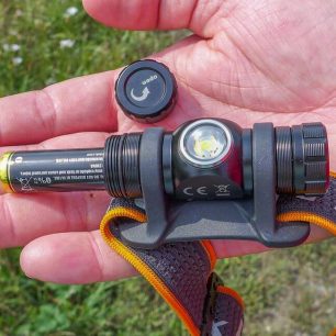 K napájení slouží tužkové baterie typu AA