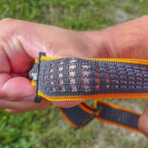 Pruženka okolo hlavy je perforovaná