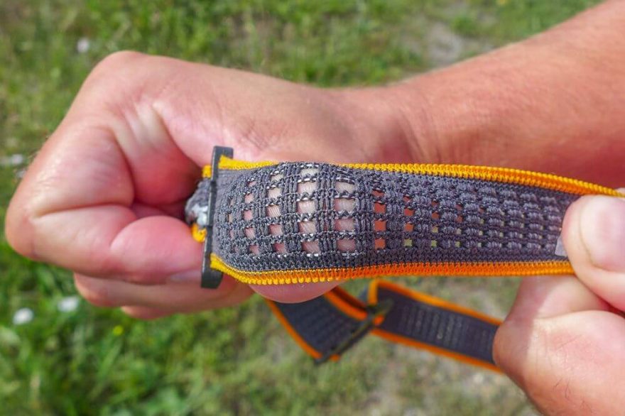 Pruženka okolo hlavy je perforovaná