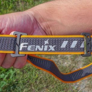 Pásek kolem hlavy je délkově nastavitelný pomocí plastových spon. Samozřejmé jsou reflexní prvky.