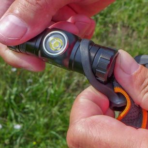 Vyjmutí čelovky ze silikonového držáku je velice jednoduché