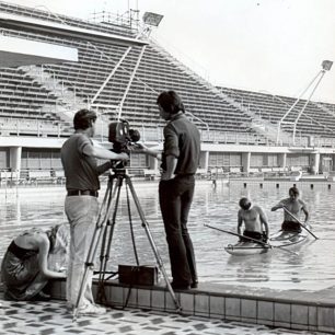 Škola sportu, natáčení televizního pořadu v plaveckém bazénu v Podolí v roce 1974 / F: archiv Milana Bílého