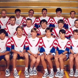 Milan (horní řada, třetí zleva) s reprezentačním družstvem pro OH Atlanta 1996, kde působil jako šéftrenér / F: archiv Milana Bílého