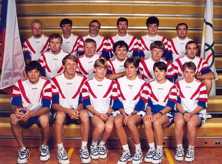 Milan (horní řada, třetí zleva) s reprezentačním družstvem pro OH Atlanta 1996, kde působil jako šéftrenér / F: archiv Milana Bílého