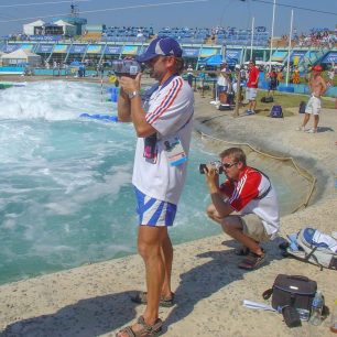 Prací trenéra je i dokumentace jízdy a pozdější rozbor, OH Atény 2004 / F: archiv Milana Bílého