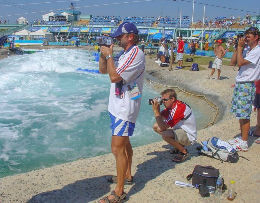 Prací trenéra je i dokumentace jízdy a pozdější rozbor, OH Atény 2004 / F: archiv Milana Bílého