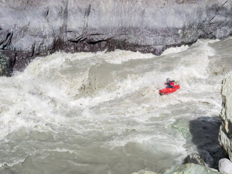 Nezbývalo nám, než si na obří peřeje prostě zvyknout