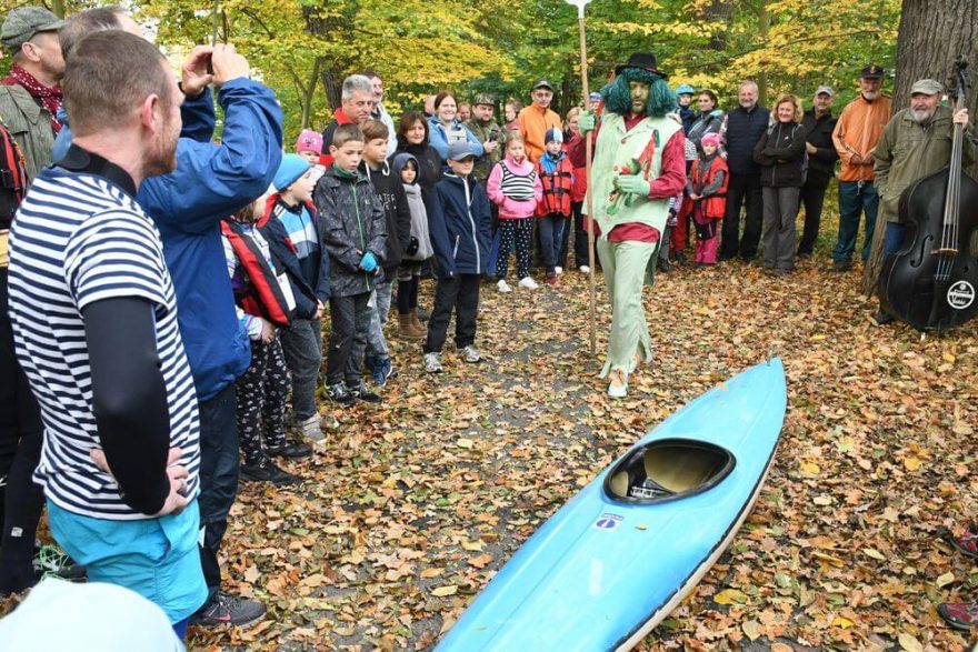 Před vyplutím byl pokřtěn vodácký materiál