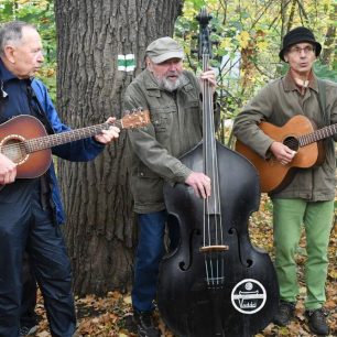 Před zamčením řeky zahrála vodácká kapela
