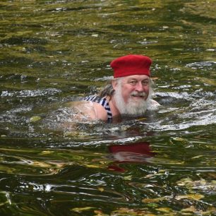 Nejodvážnější účastník se na cestu řekou vydal bez lodě