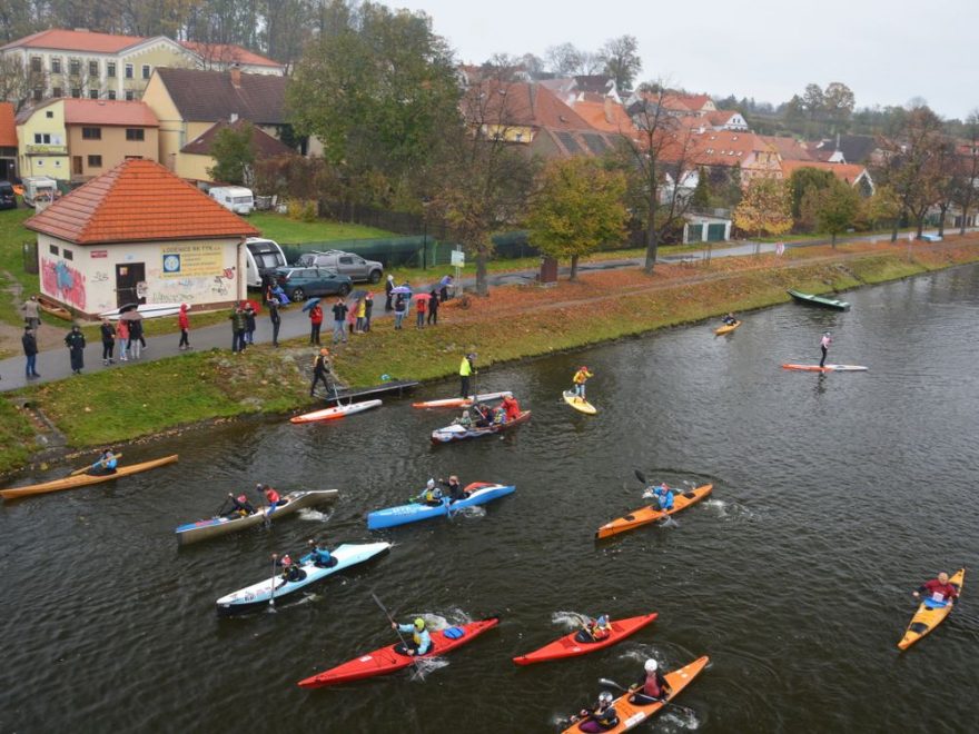 Závod odstartovaly výstřel z děla a zvon