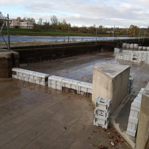 Skok pod lávkou byl upraven tak, aby se dal po boční šupně překonat proti proudu