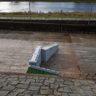 Dřív tu byla žehlička, teď je tu nová překážka z plastových bedýnek