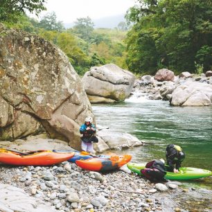 Pauza na břehu řeky Filibobos / F: Tim Kelley