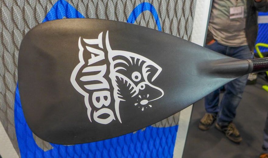Nové základní paddleboardové pádlo od Tambo má plastové listy a sklolaminátovou žerď
